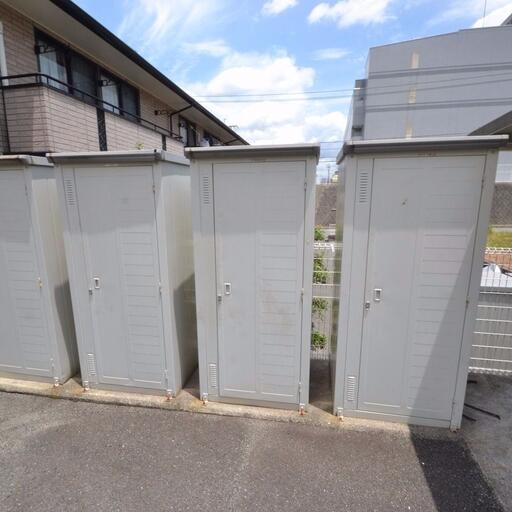 物置 敷地内にあります。タイヤやアウトドア用品などを収納するのに便利!