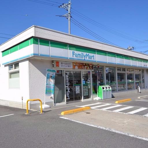 ファミリーマート 西条三永1丁目店 徒歩約4分。メイン道路(権道2号線)を渡るとすぐの場所です!