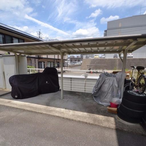 駐輪場と物置 隣り合わせの場所です。