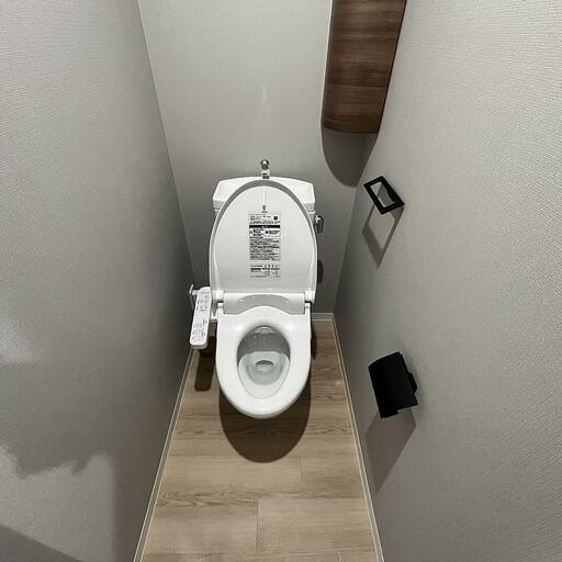 ウォシュレット トイレットペーパーを入れる棚もあります♪