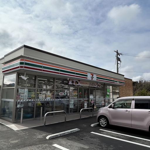 セブンイレブン黒瀬楢原店 徒歩約11分の場所に立地するコンビニ。