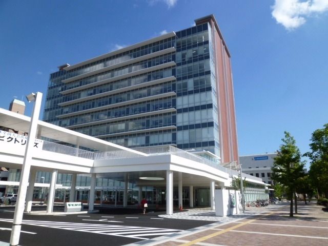 2012年12月に新庁舎が完成。
東広島市は地方都市としては全国でも有数の人口増加率であり、広島大学を中心とした学園都市作りがなされている。